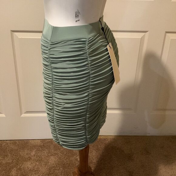 Club London Mini skirt sage. NWT. Size 6 - Picture 3 of 11
